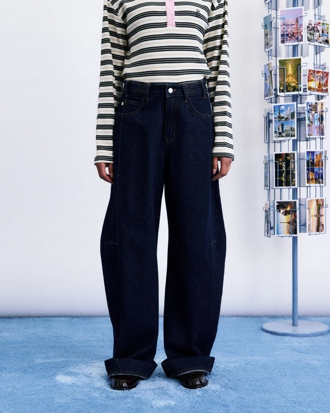 Pantalon Nami FRNCH Paris en denim brut indigo coupe barrel