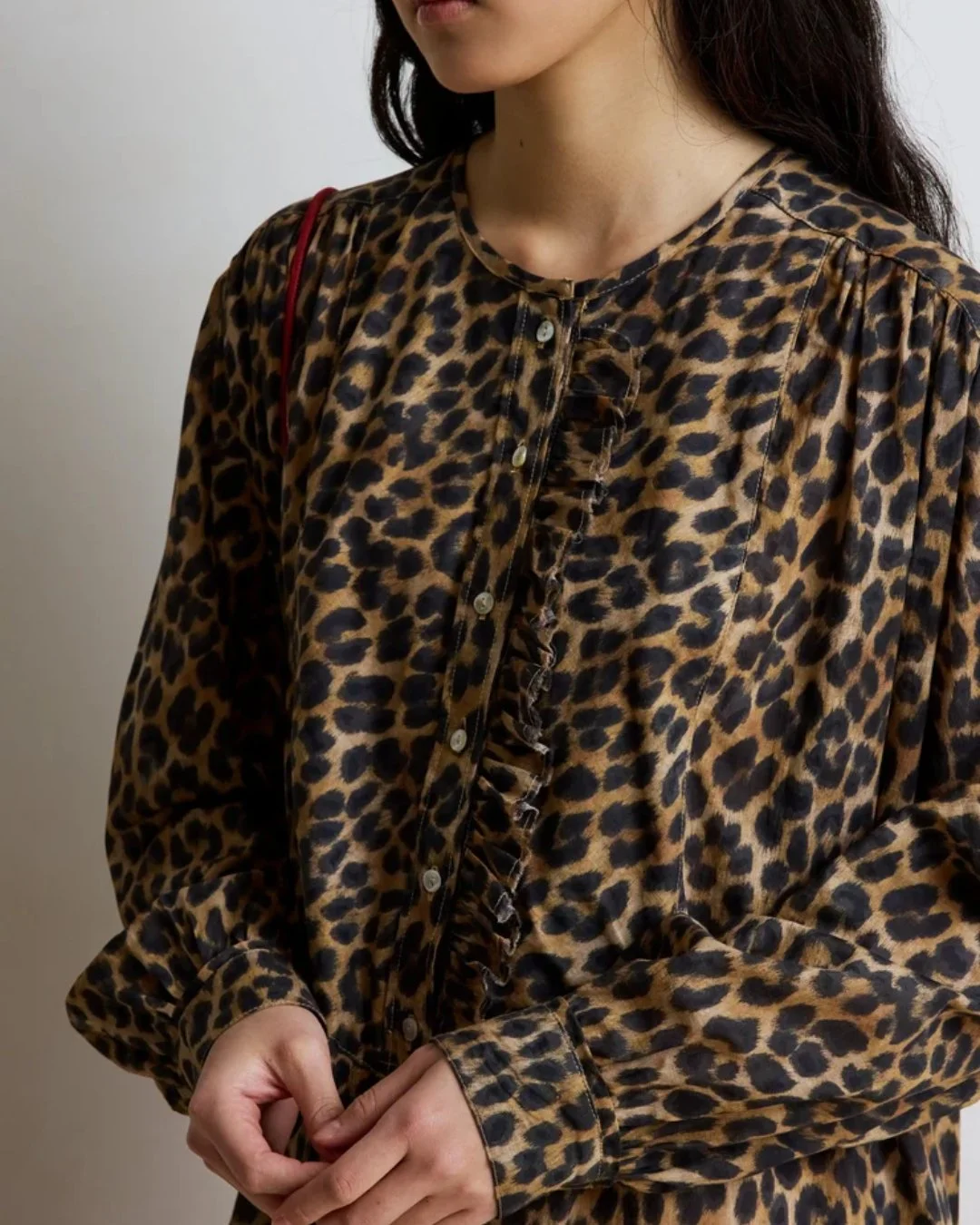 Zoom sur la matière 100 % coton de la robe longue Sally, douce et respirante.