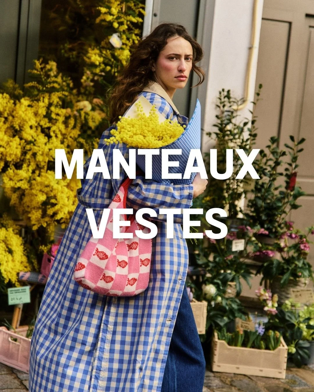 mannequin ayant un trnch a carreaux avec un sac rose