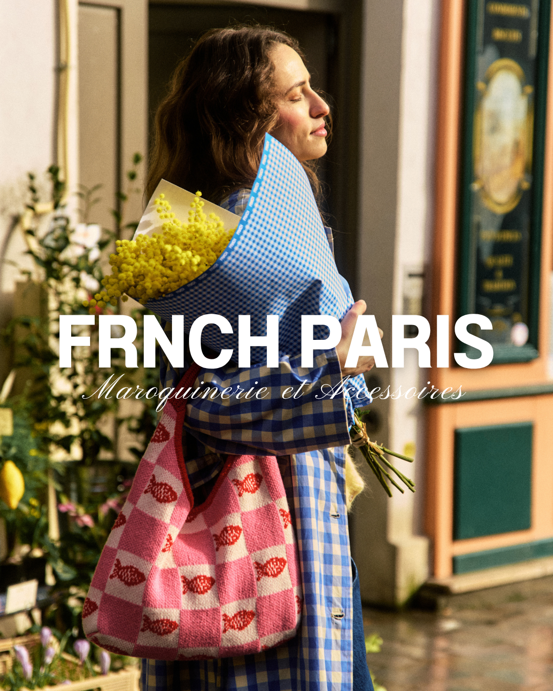 Mannequin en trench à carreaux avec un sac rose ave des poissons