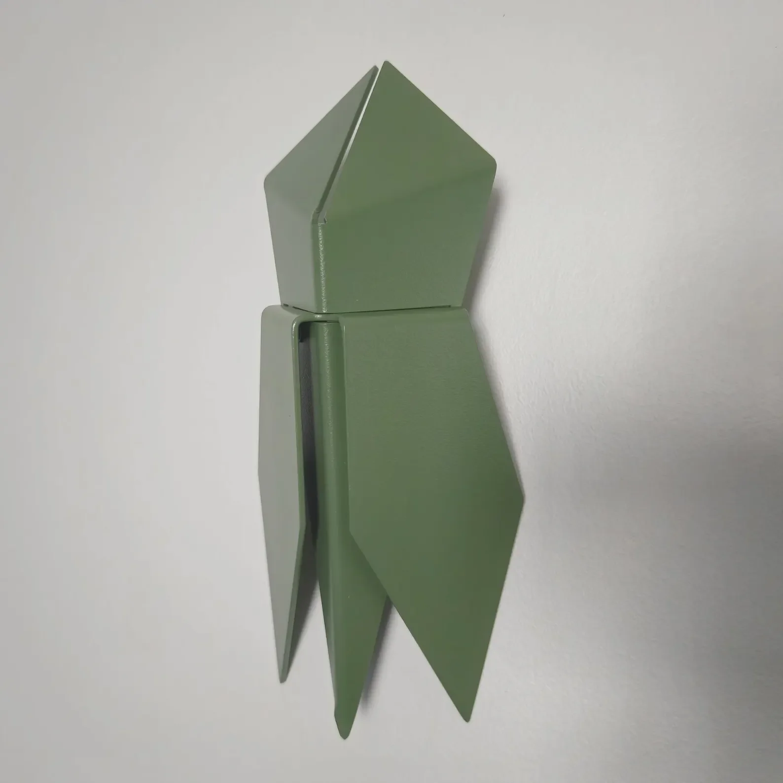 Décoration murale Cigale Clareine fixée sur un mur en pierre provençale, lumière naturelle