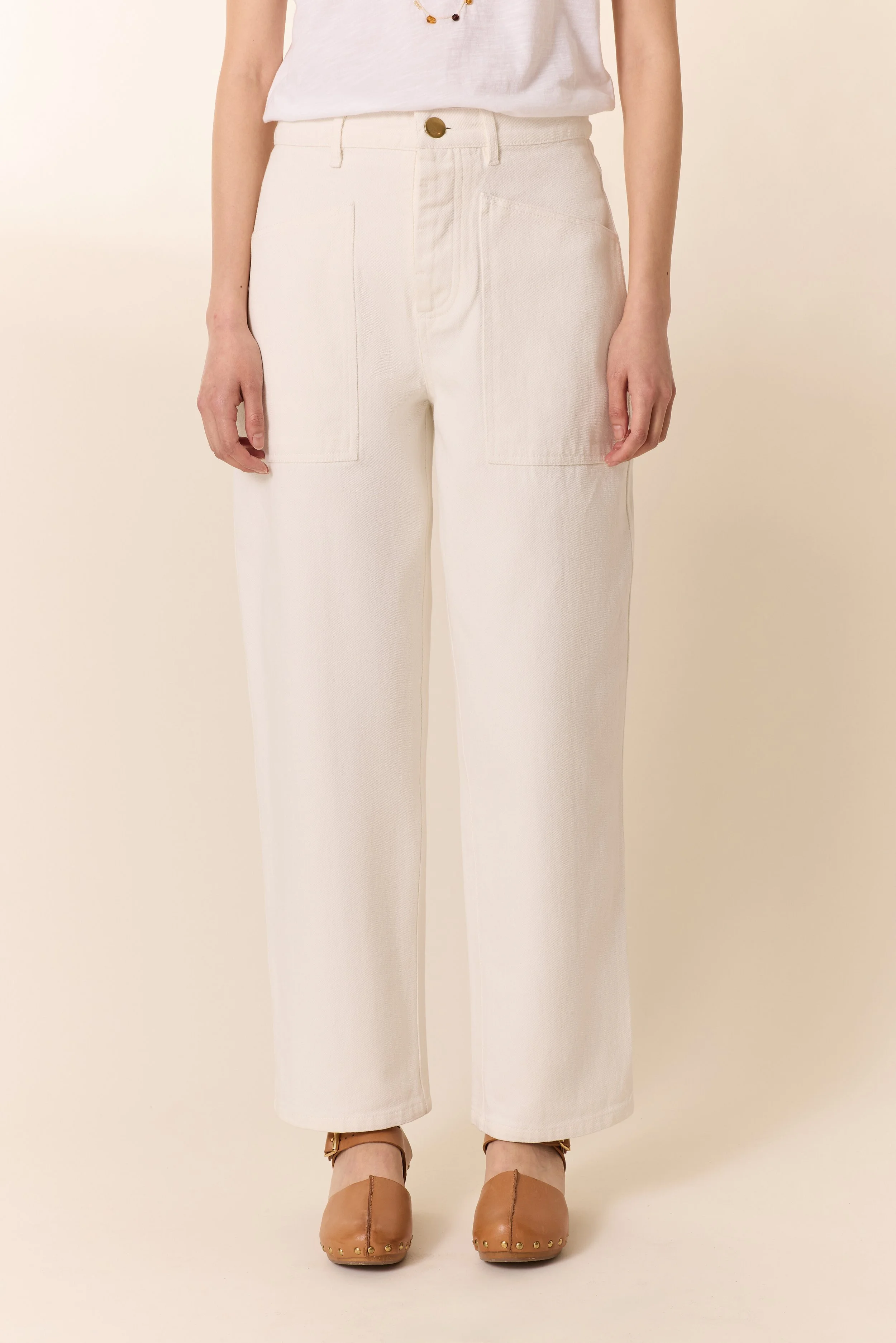 Pantalon droit écru femme style contemporain et épuré.