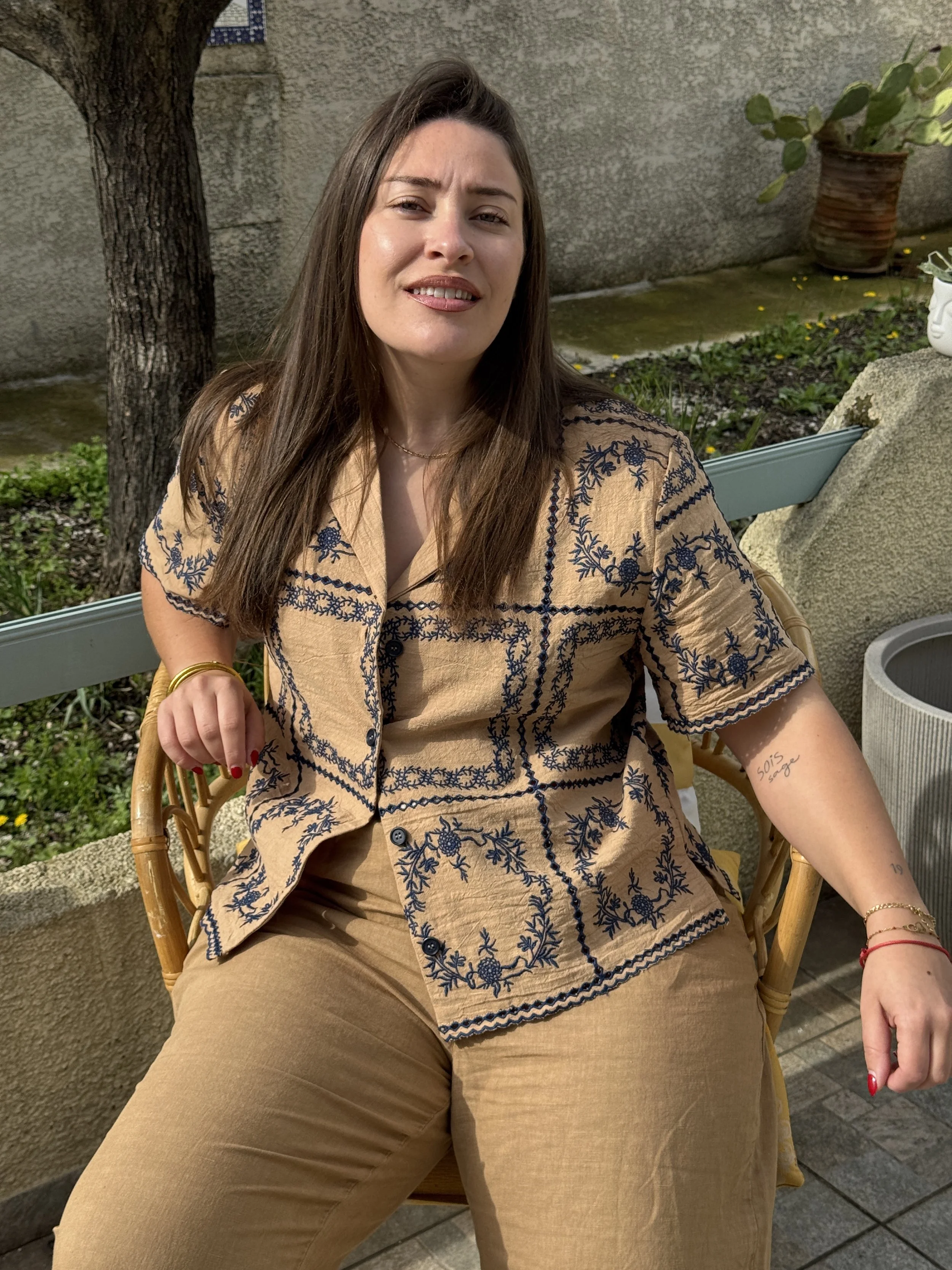 Chemise Claudel beige à broderies bleues femme signée Hod Paris au style élégant et raffiné