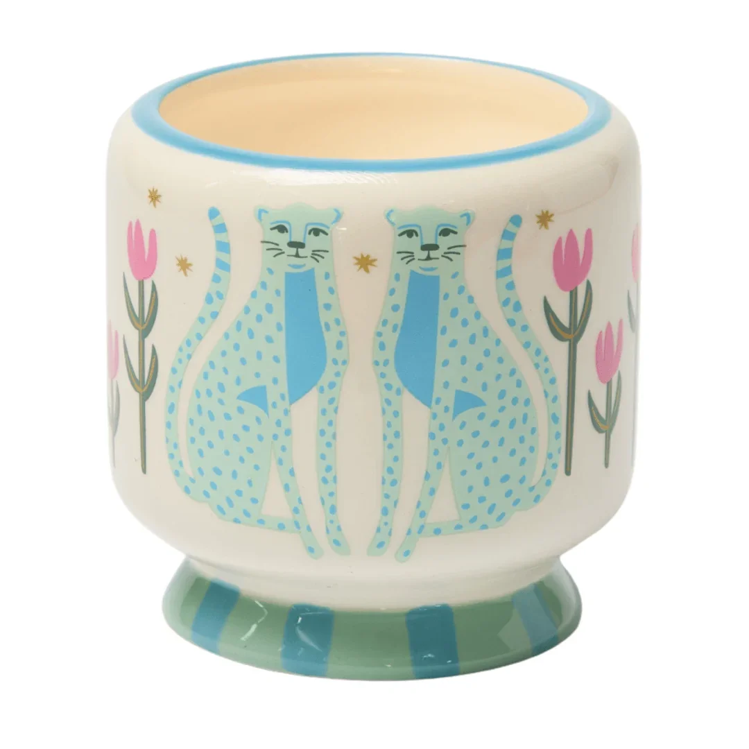 Bougie Linen & Orris allumée, ambiance chaleureuse et boisée