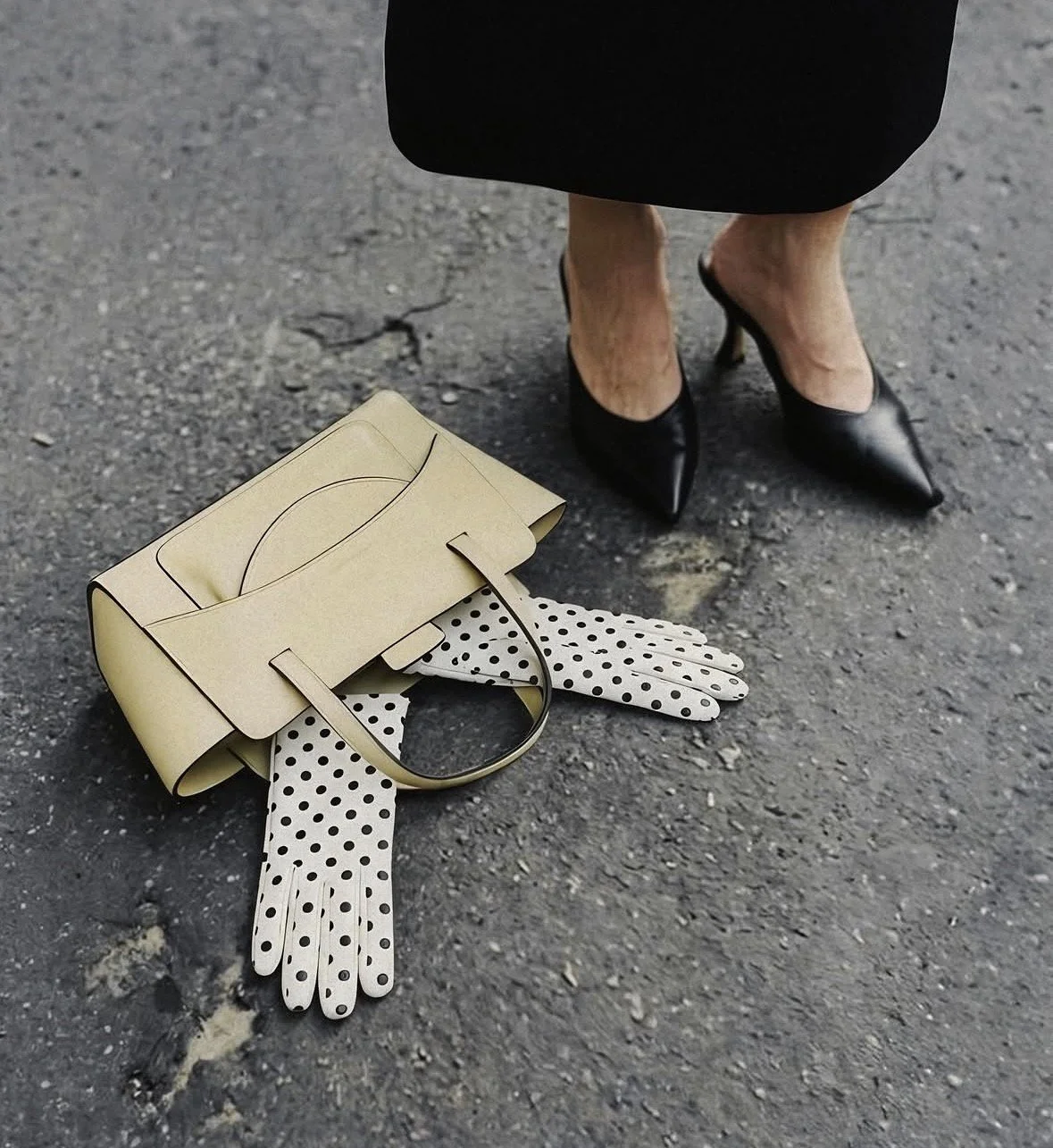 Sac Flap S butter de la marque Hidesins avec des gants a pois blanc et noir