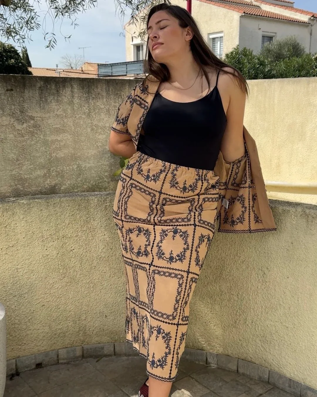 Jupe Adèle Hod Paris en coton beige avec délicates broderies bleues, une pièce élégante et bohème pour un style estival raffiné