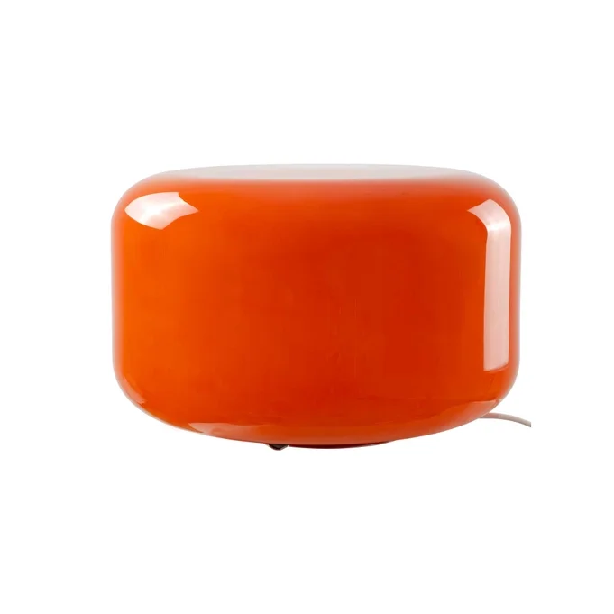 Détail du verre soufflé orange vif de la lampe Livo.