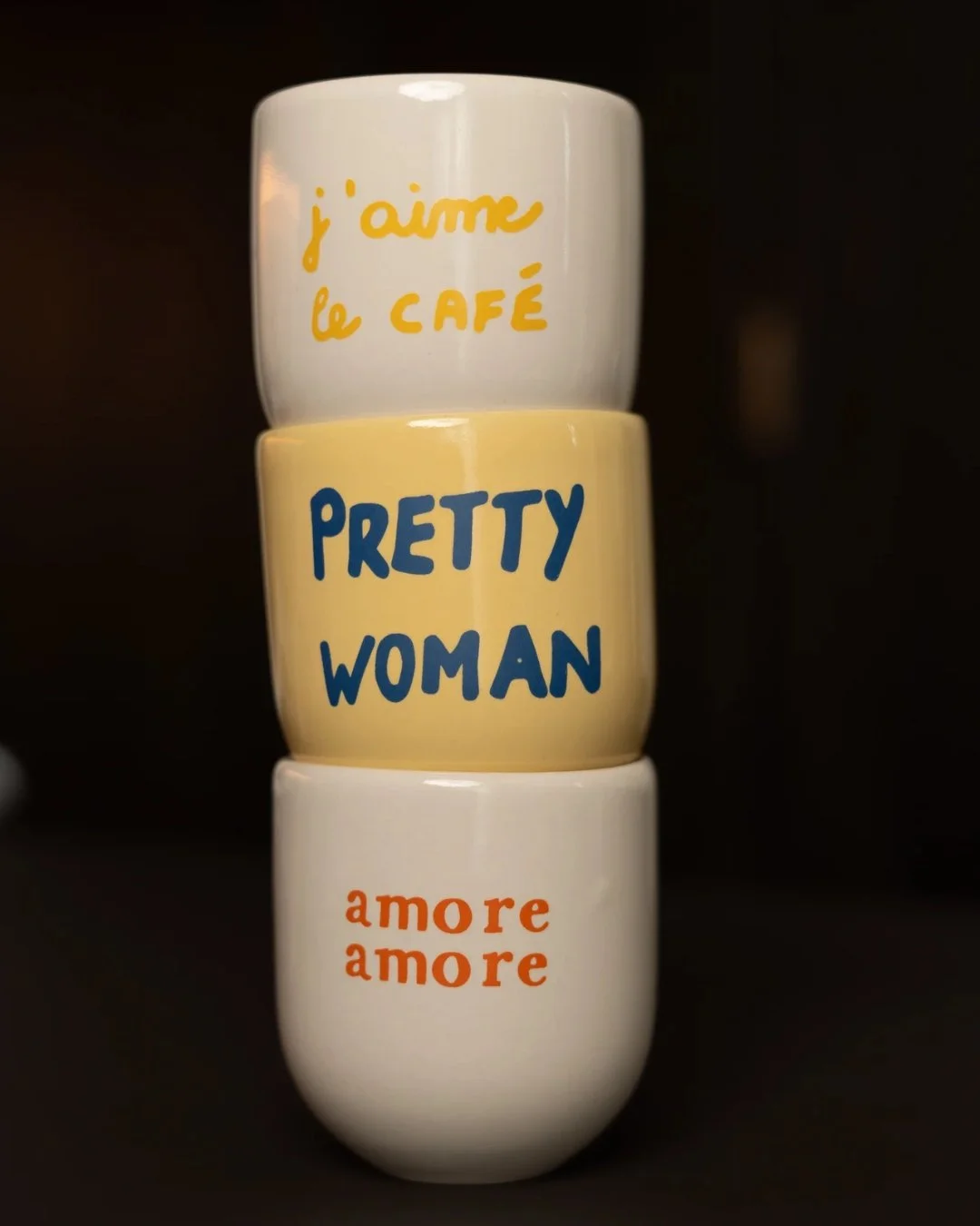 Trio de mugs avec celui en vente jaune écrit Pretty Woman en écriture bleu de la marque Sisi House of style