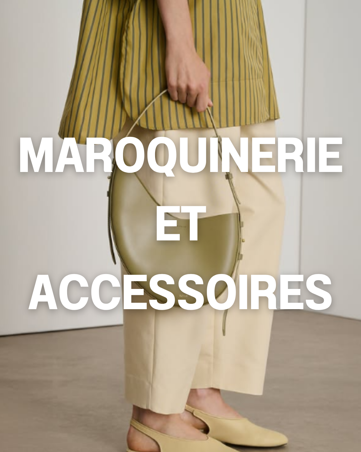 Une personne habillée de vêtements beige et jaune, tenant un sac à main doré, avec un texte indiquant "Marquinerie et Accessoires".