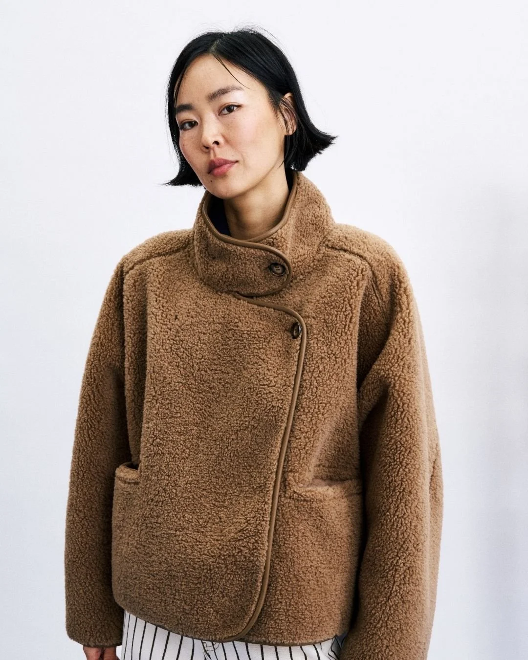 Veste Cauldron femme FRNCH Paris en texture sherpa moelleuse camel