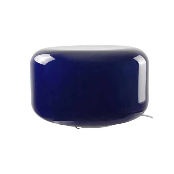 Détail du verre soufflé bleu nuit de la lampe Livo