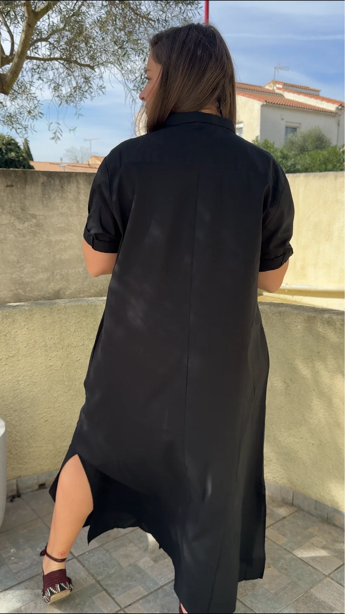 Détail de la robe Tampa noire Hod Paris avec tissu voile de coton fluide.