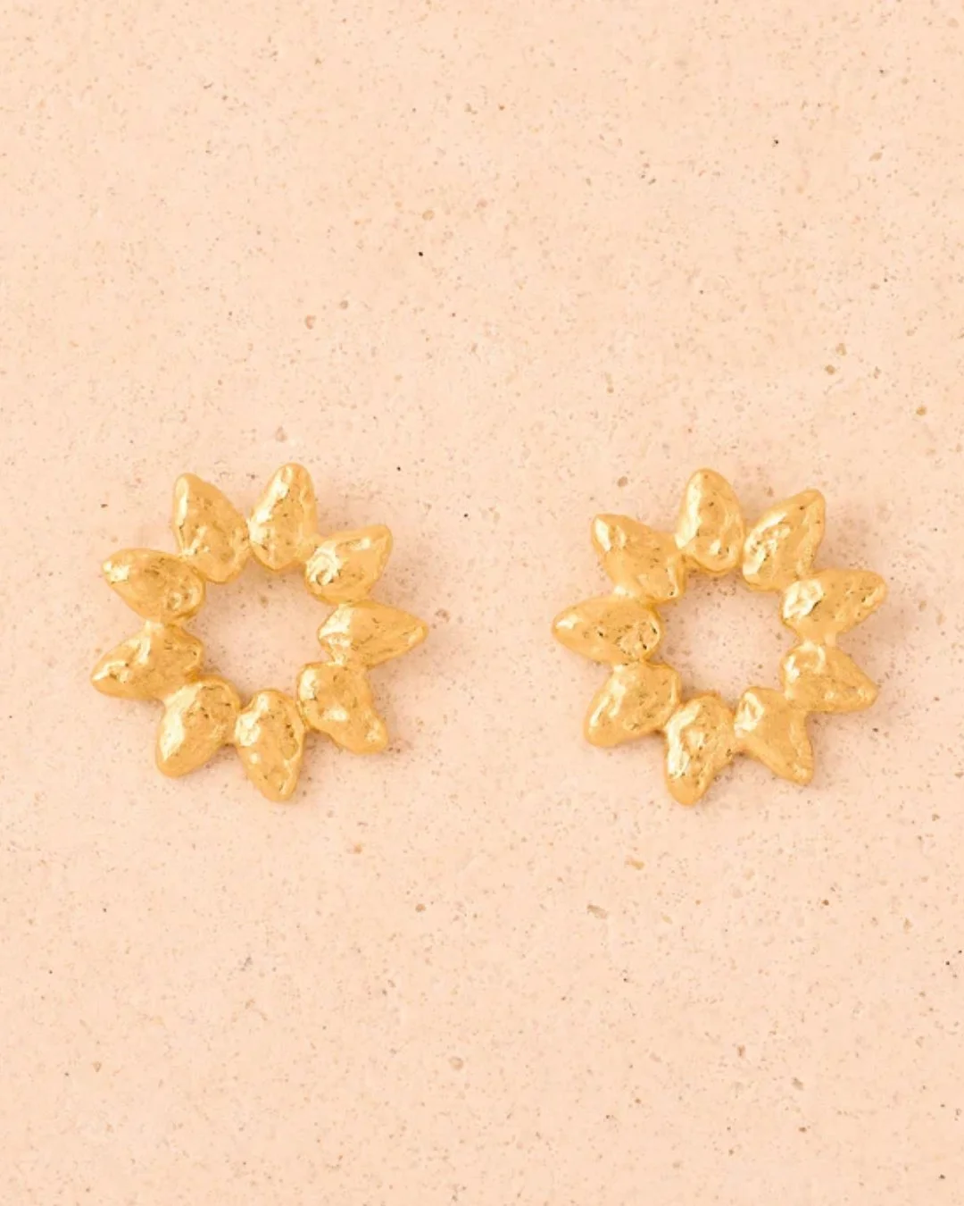 Boucles d’oreilles Hélia, Agapée déposé sur un fond rose