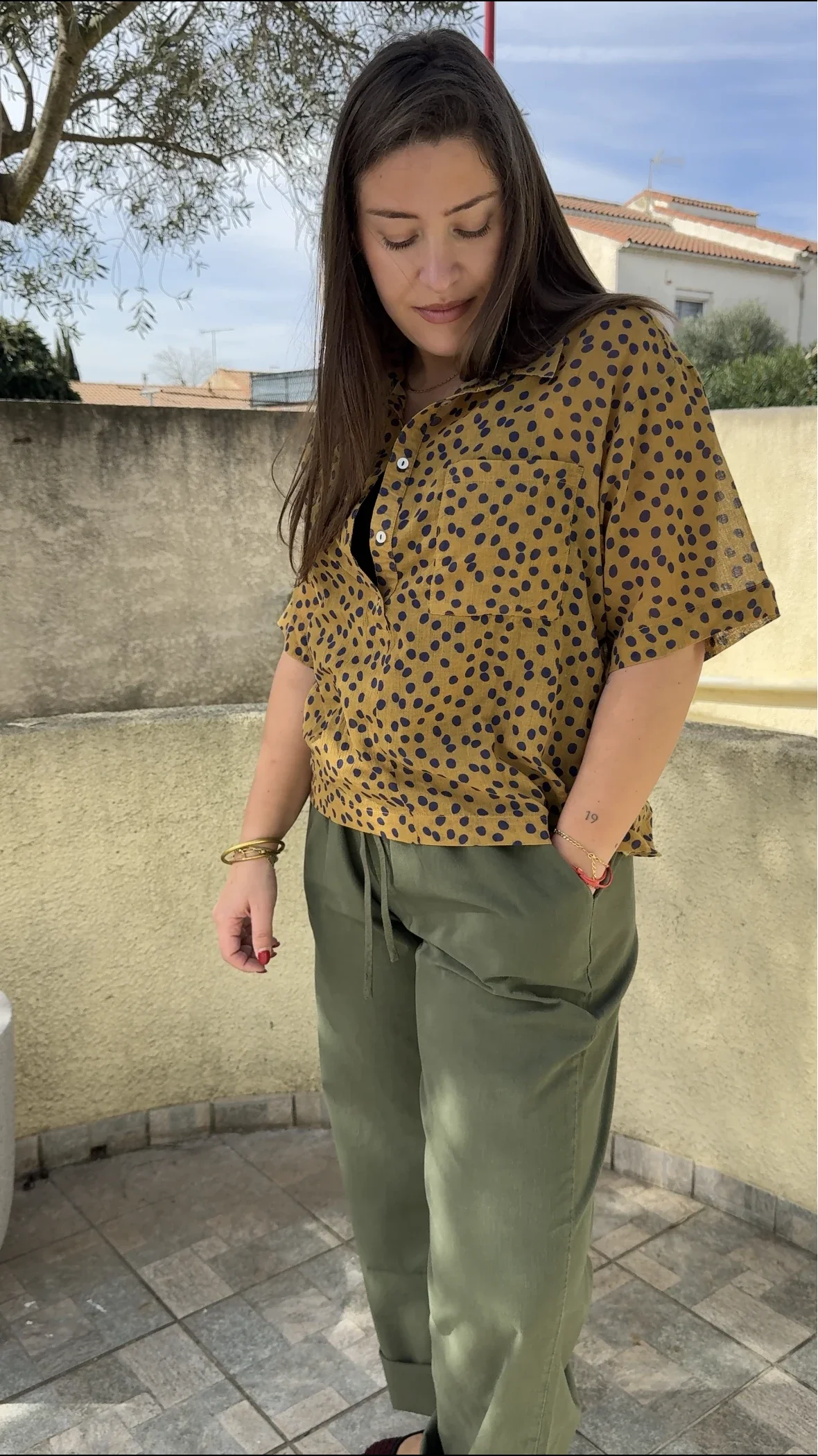 Pantalon Jeanne kaki Hod Paris avec coupe moderne pour un look casual chic.