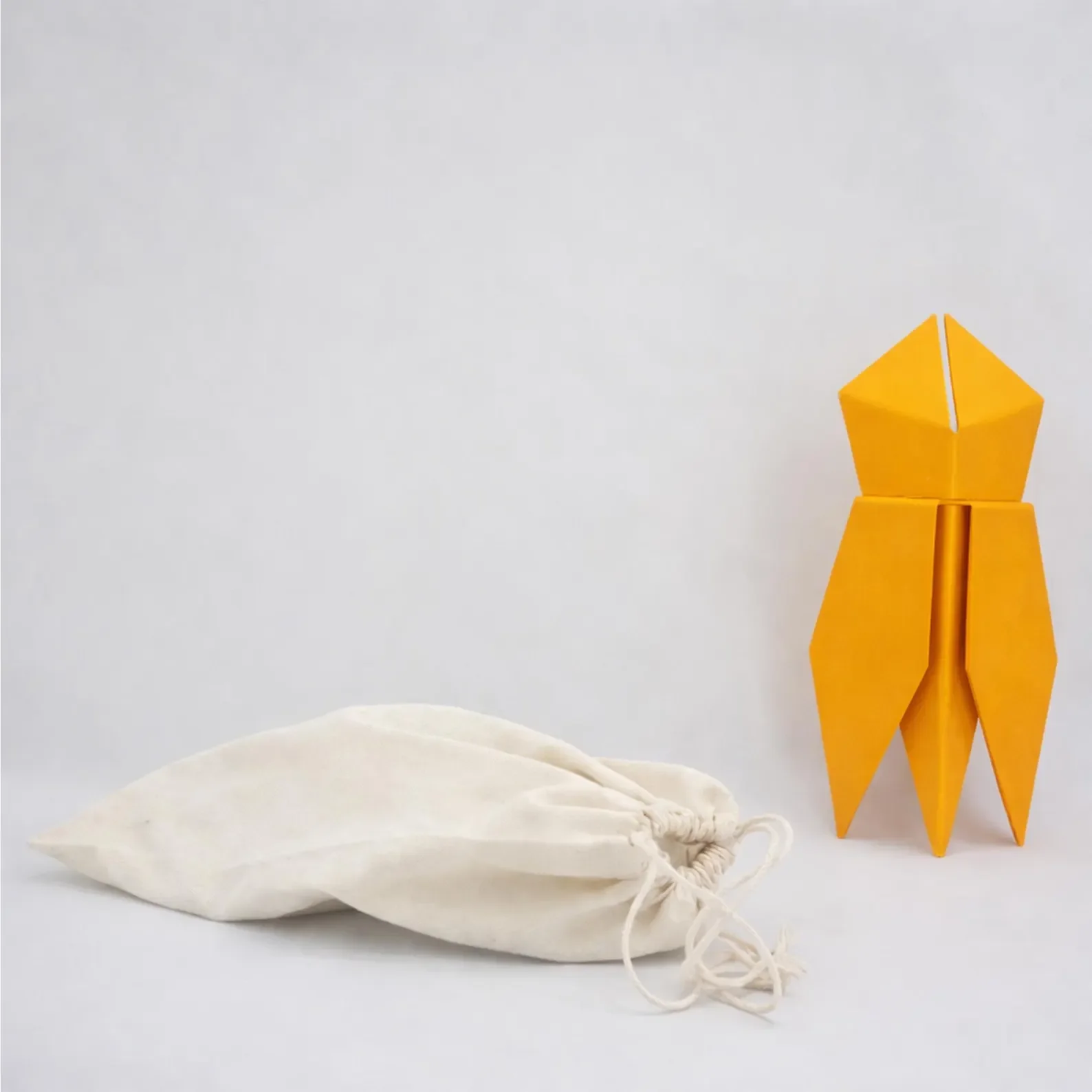 Vue de profil cigale Clareine Pulpe de Soleil, volume et découpe artisanale INOX thermolaqué