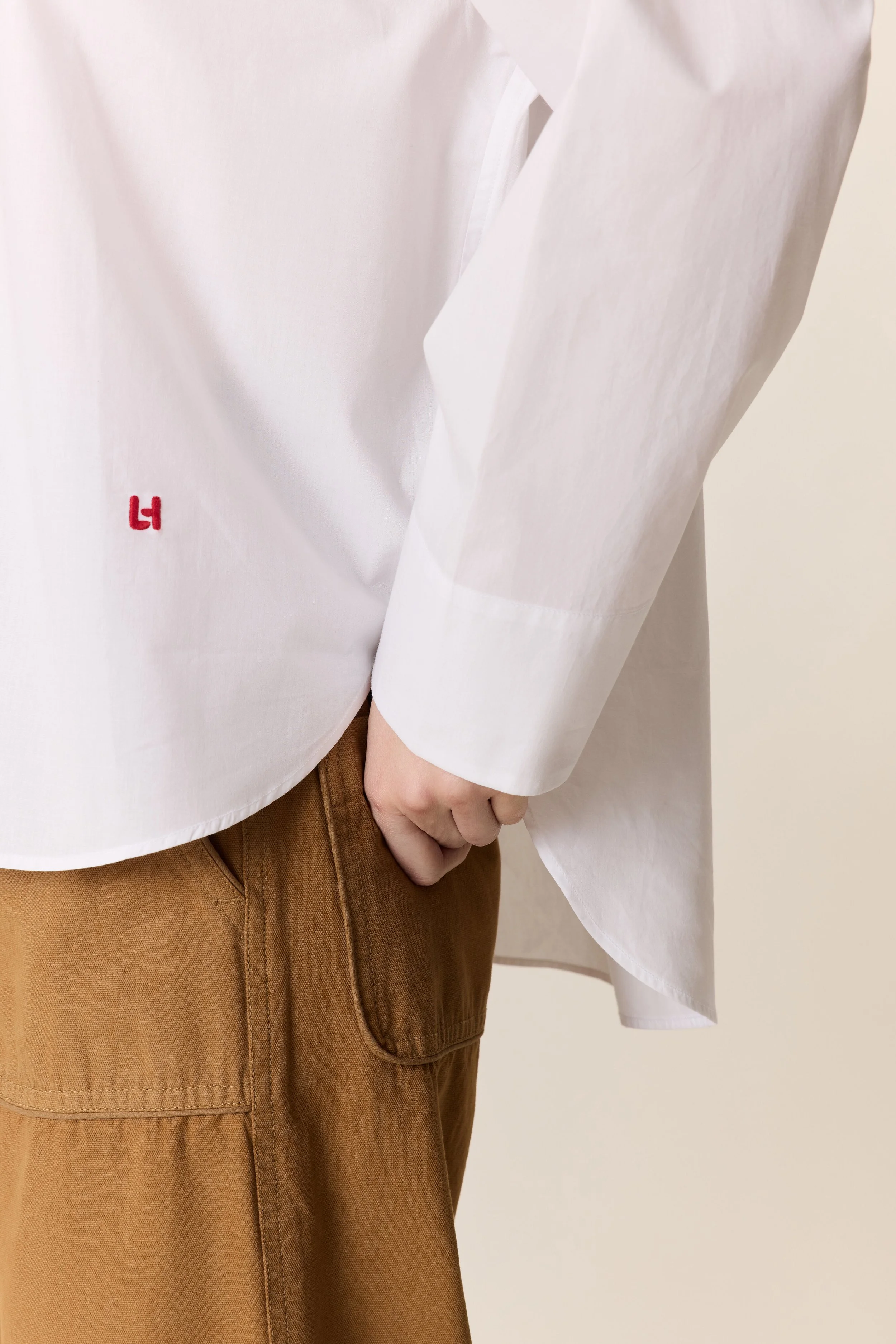 Look moderne avec chemise blanche ample manches longues.