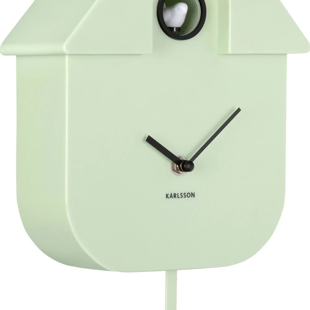 Modern Cuckoo Karlsson en vert doux : un objet déco poétique et fonctionnel pour habiller vos murs avec style.