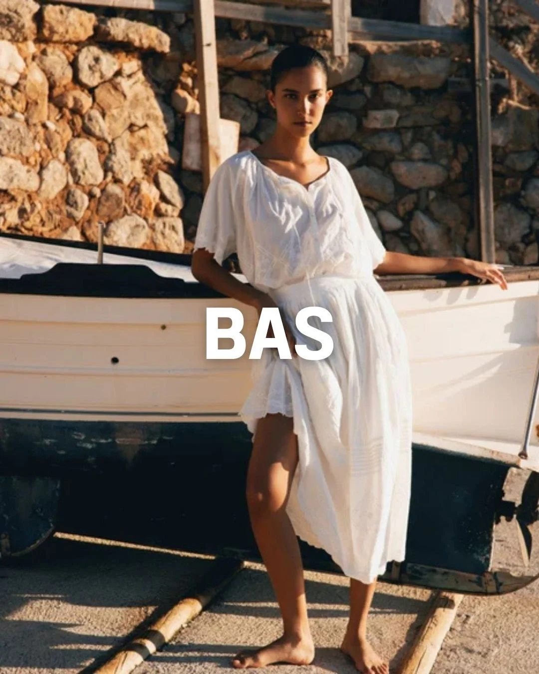 Mannequin portant une jupe blanche