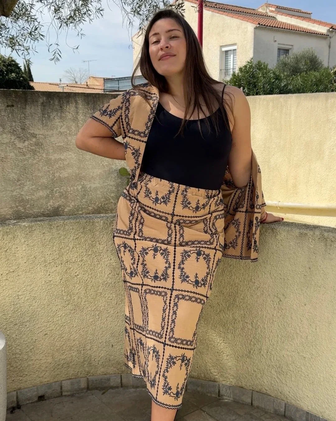 Craquez pour la jupe Adèle de Hod Paris : une jupe beige brodée bleu au style féminin et intemporel