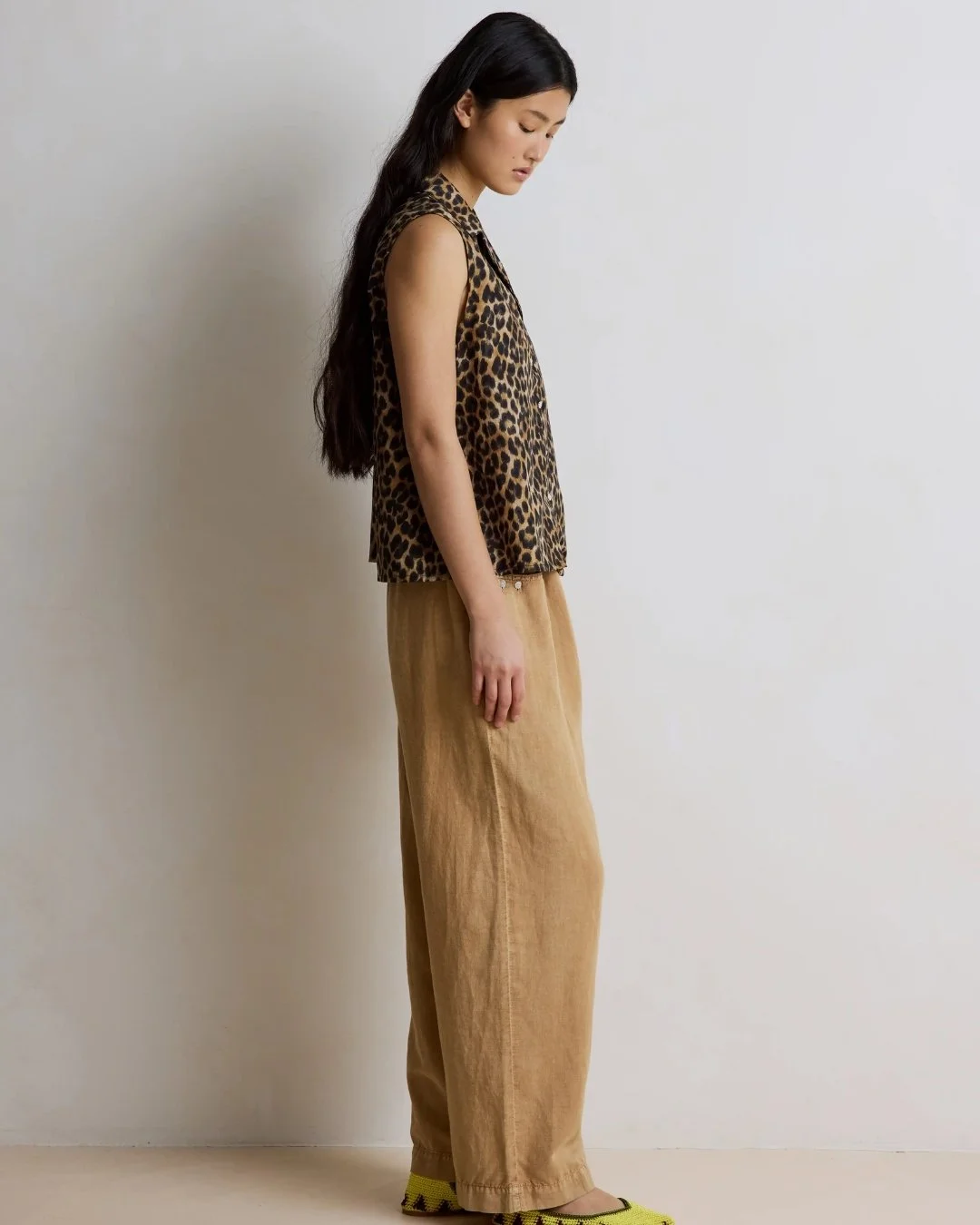 Mannequin de coté portant le pantalon  en lin coton Bastian de couleur beige de la marque Hod Paris