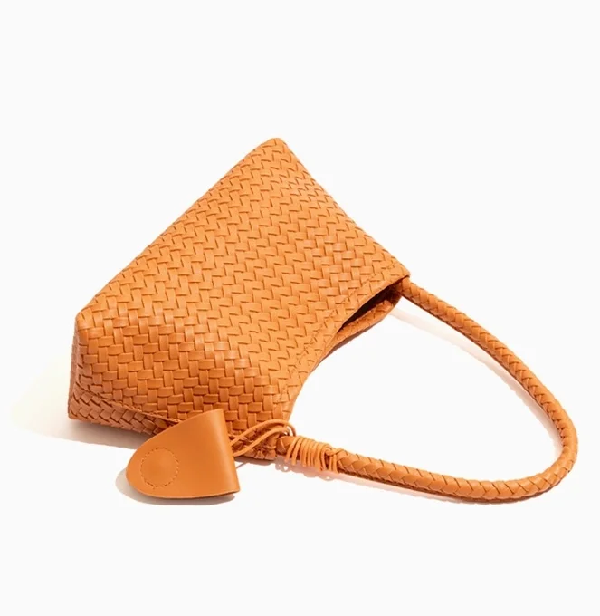 Sac_orange-cuir-Vegan-Sook-Sac vegan élégant avec anse confortable et design structuré.