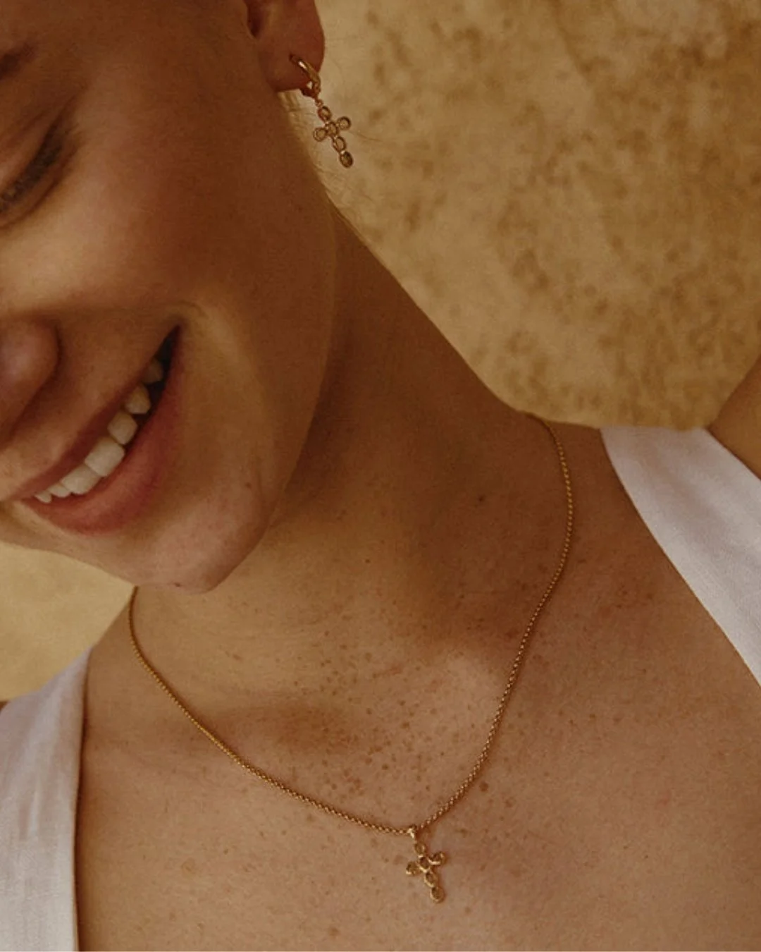 Mannequin portant le Collier Nexa en forme de croix de la marque Agapée