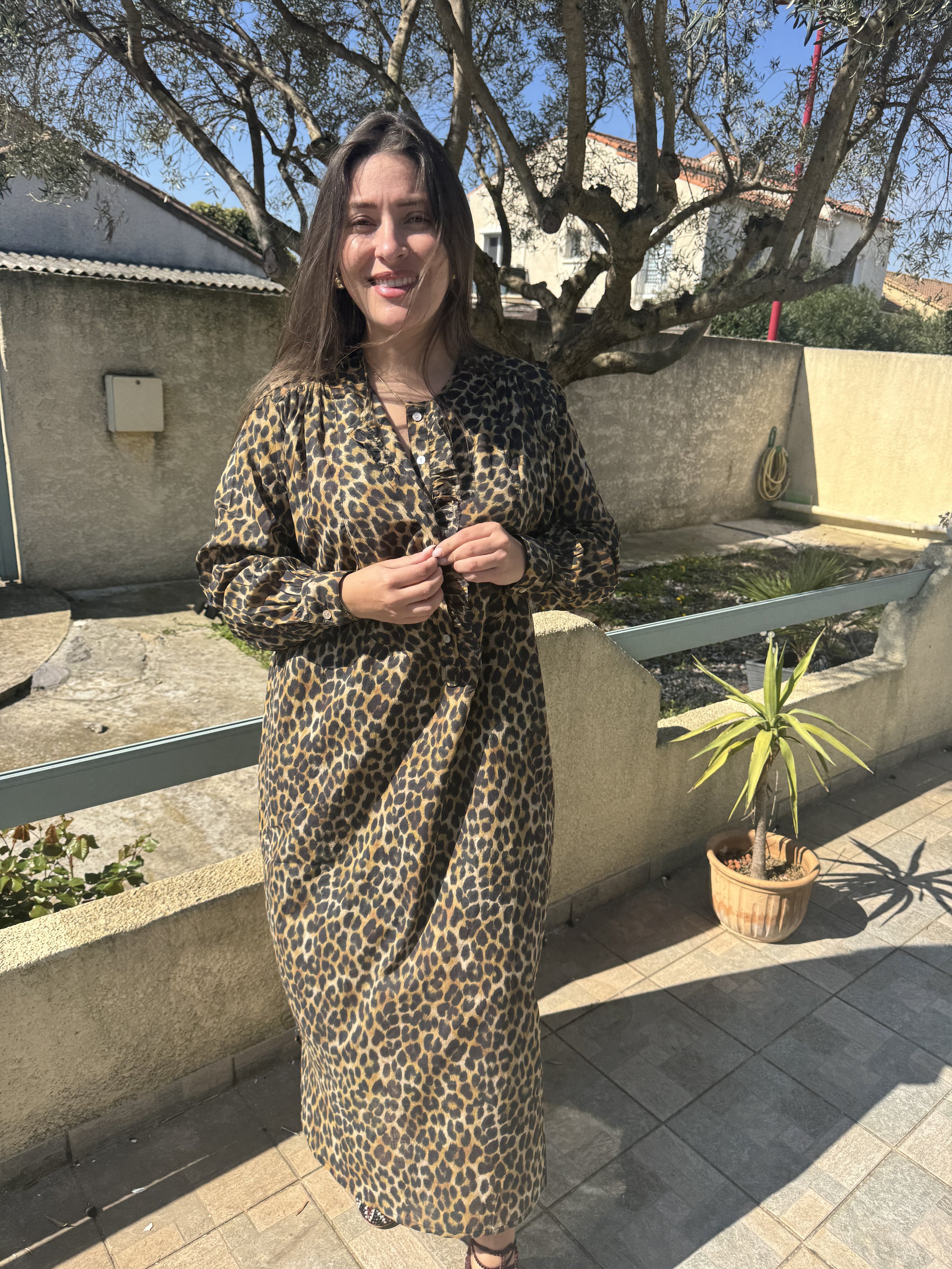 Craquez pour la robe Sally imprimé léopard de Hod Paris, parfaite pour sublimer votre silhouette