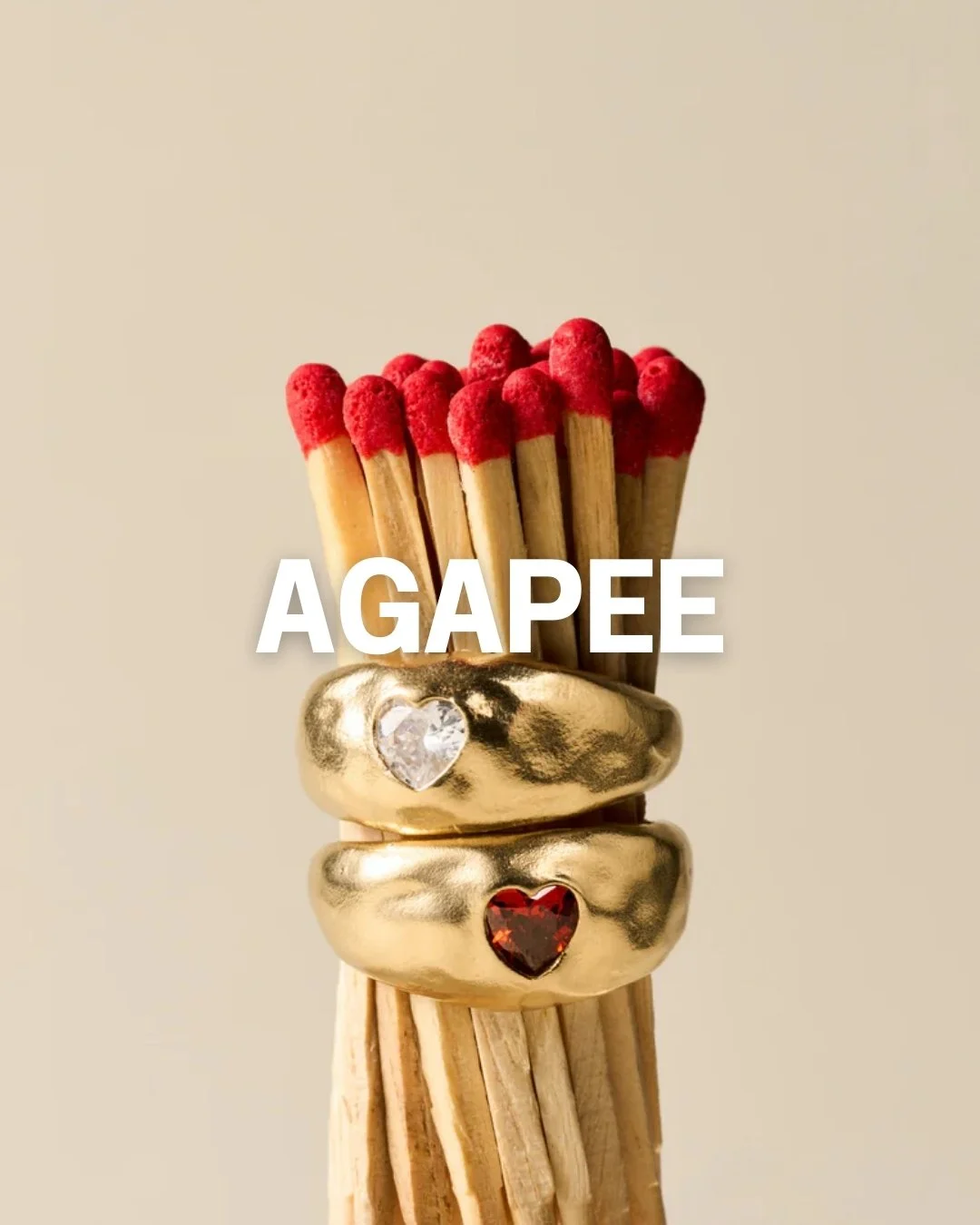 Des allumettes rouge portant une bague avec un coeur blanc et une autres avec un coeur rouge