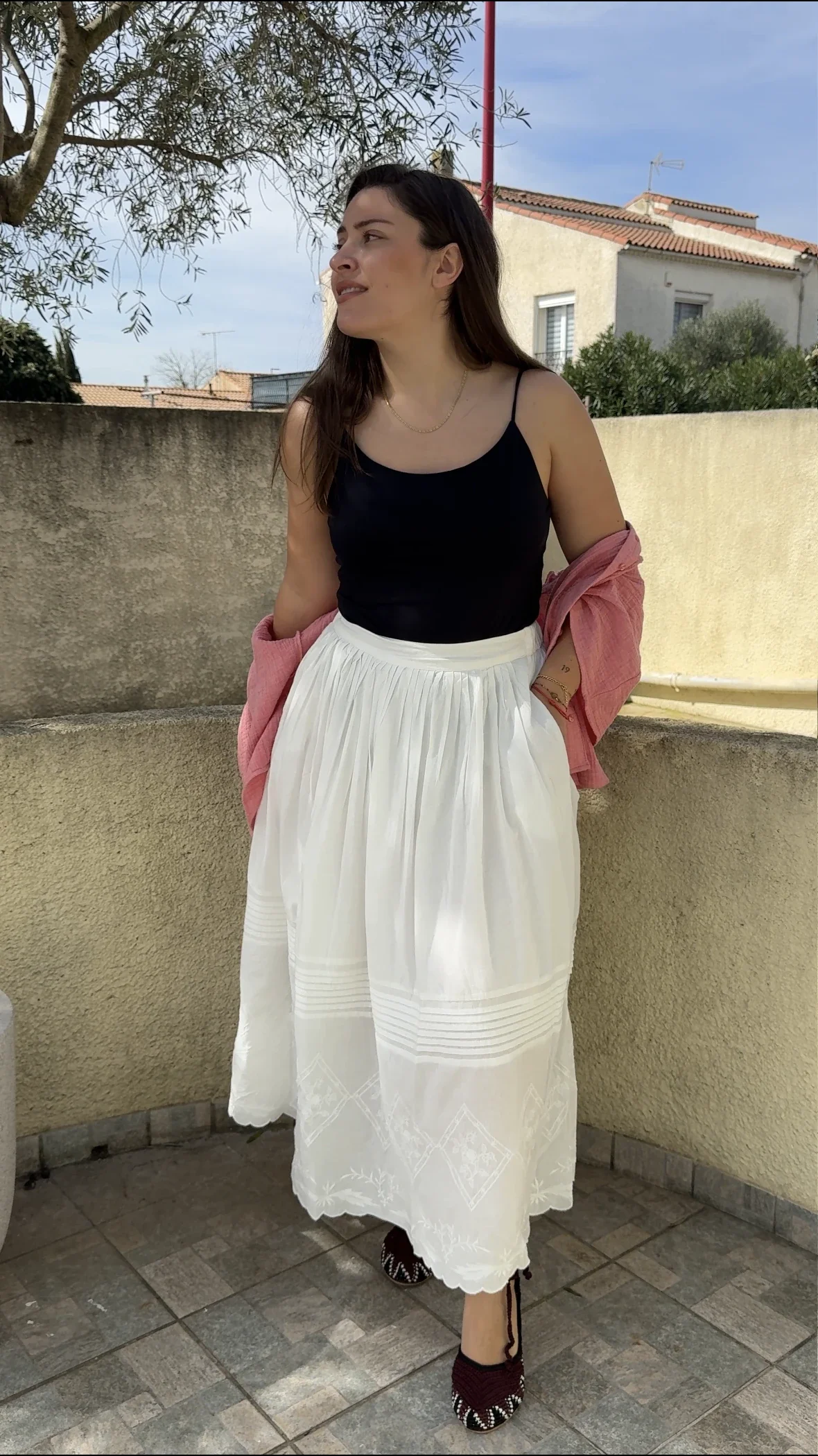 Détail du jupon Karla blanc brodé Hod Paris avec finitions élégantes.