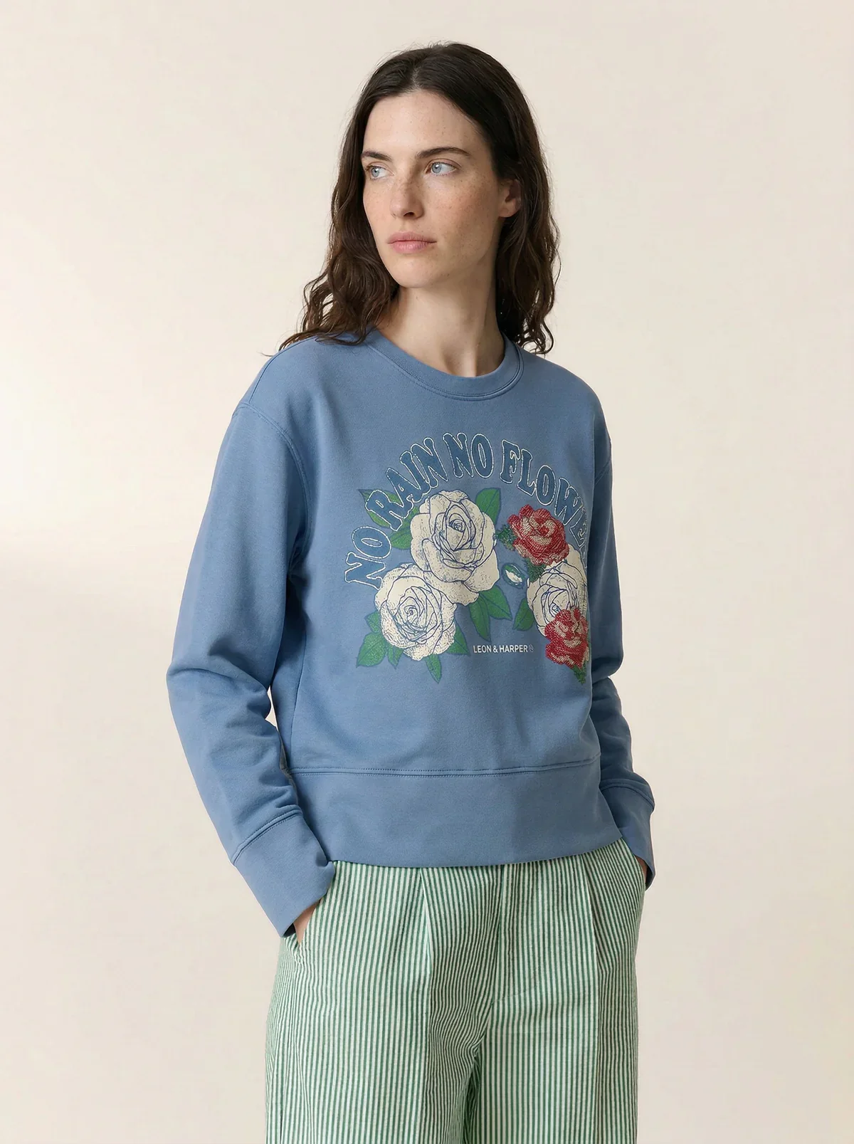 Sweat bleu ciel femme en coton organique style romantique Leon & Harper.