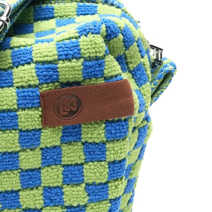 Vue de face du sac Megan LOT83 : tissu effet teddy et sangle en cuir végane signature.