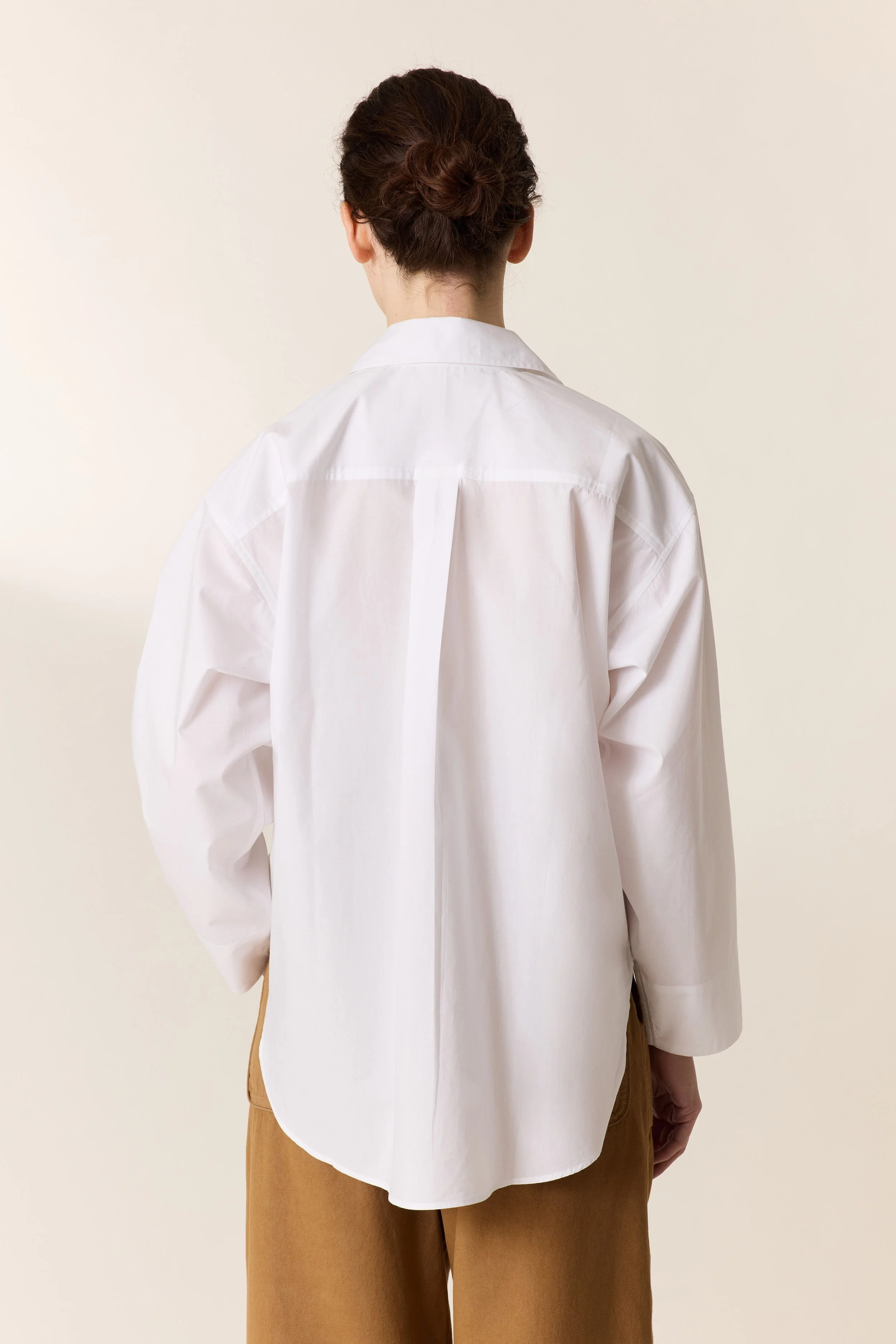 Chemise femme blanche en coton style minimaliste.