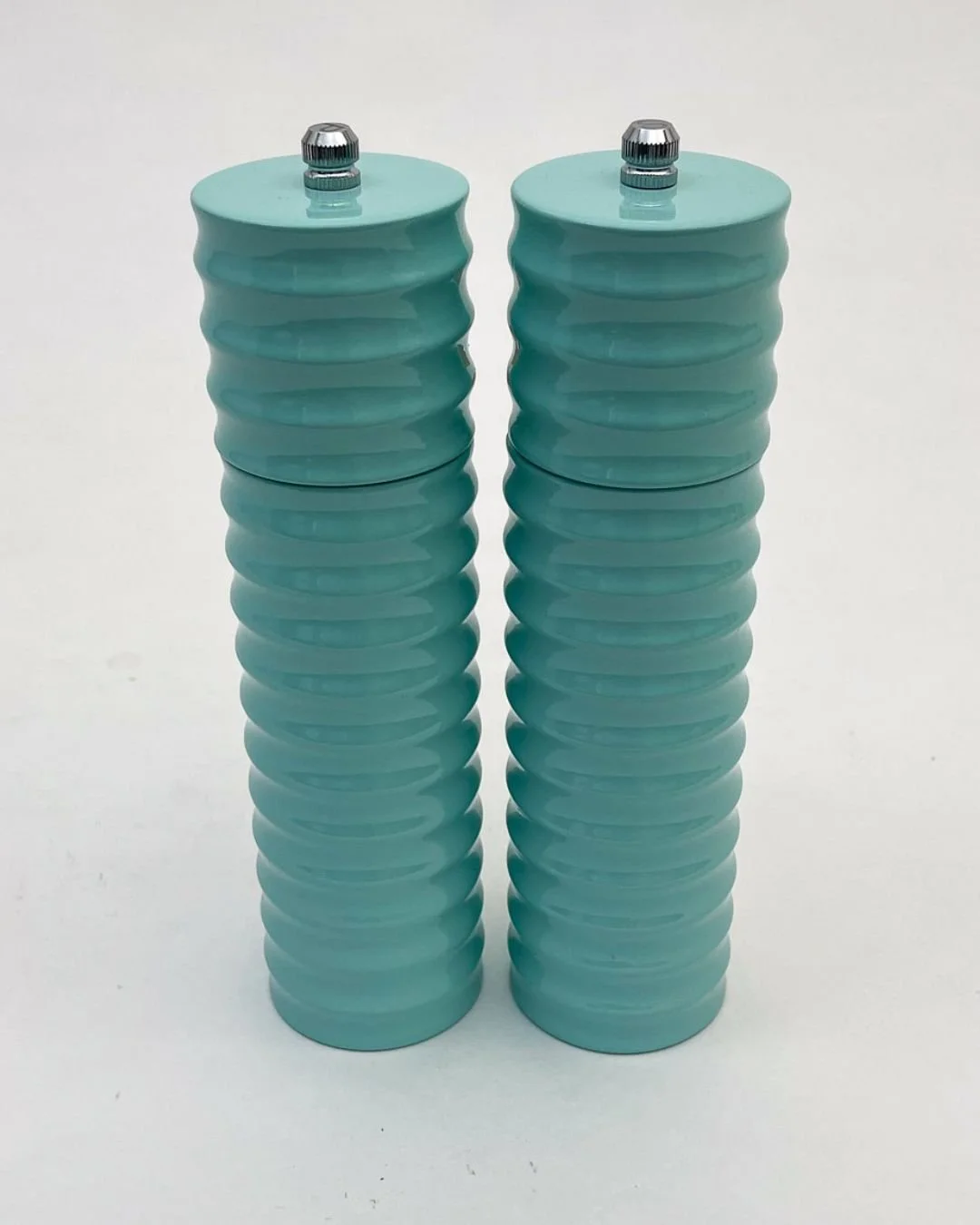 Accessoire de cuisine contemporain, moulin à sel ou poivre avec bouton inox et prise en main ergonomique