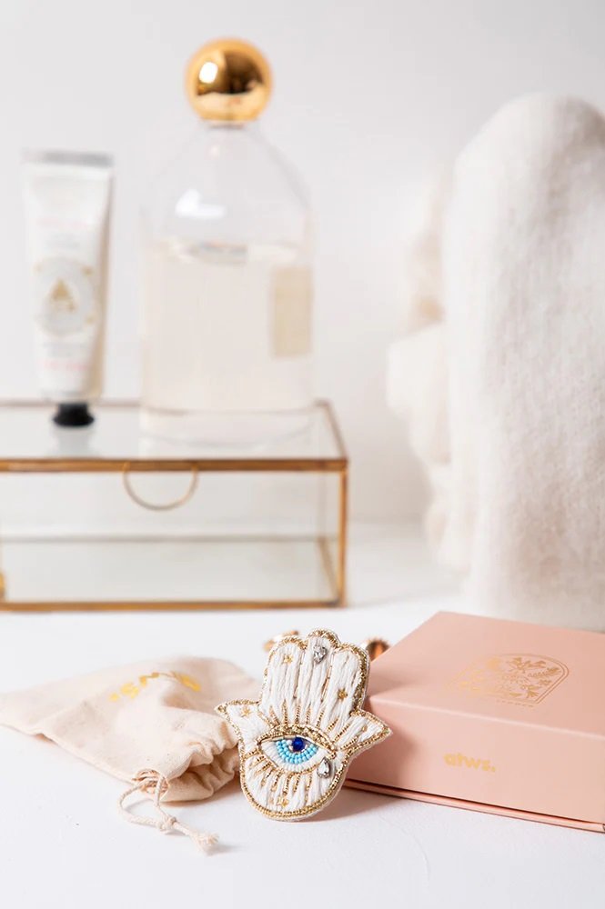 Broche_Fatma_hand-all_theways-to_say-.jpg