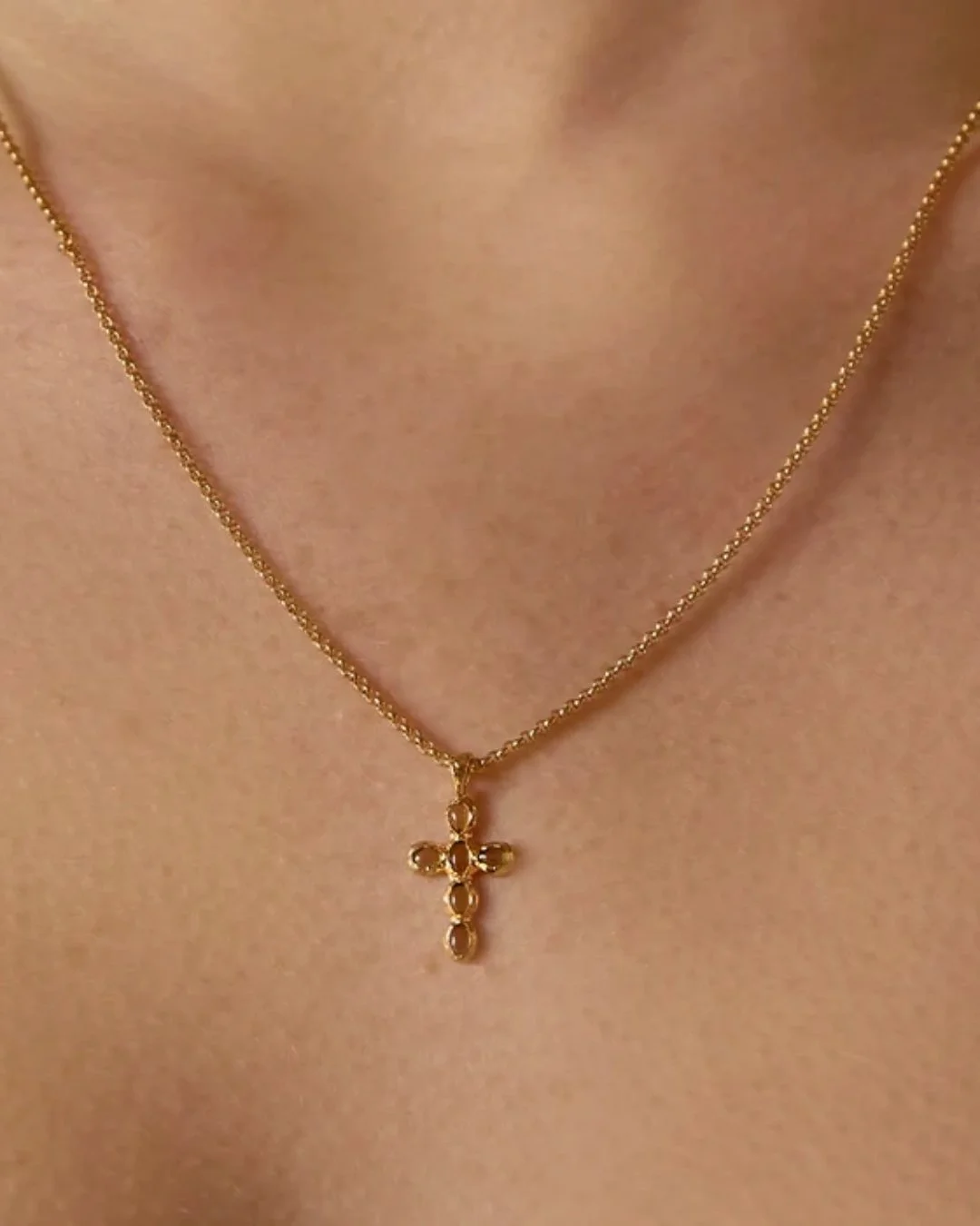 Collier Nexa avec un pendantif en forme de croix sertie de pierre verte de la marque Agapée