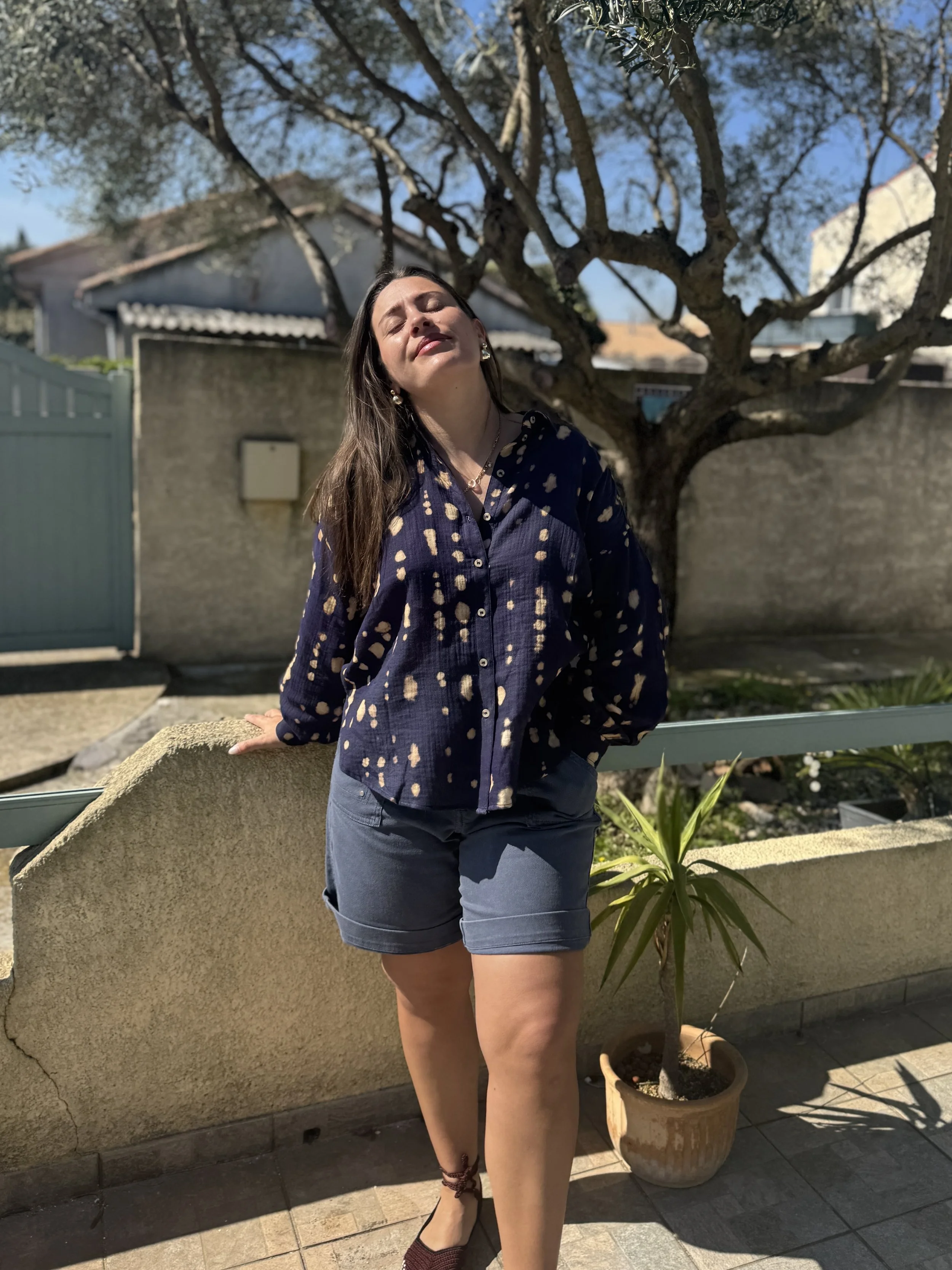 Chemise Kelly Navy Tie & Dye Hod Paris : une pièce moderne au style casual chic.