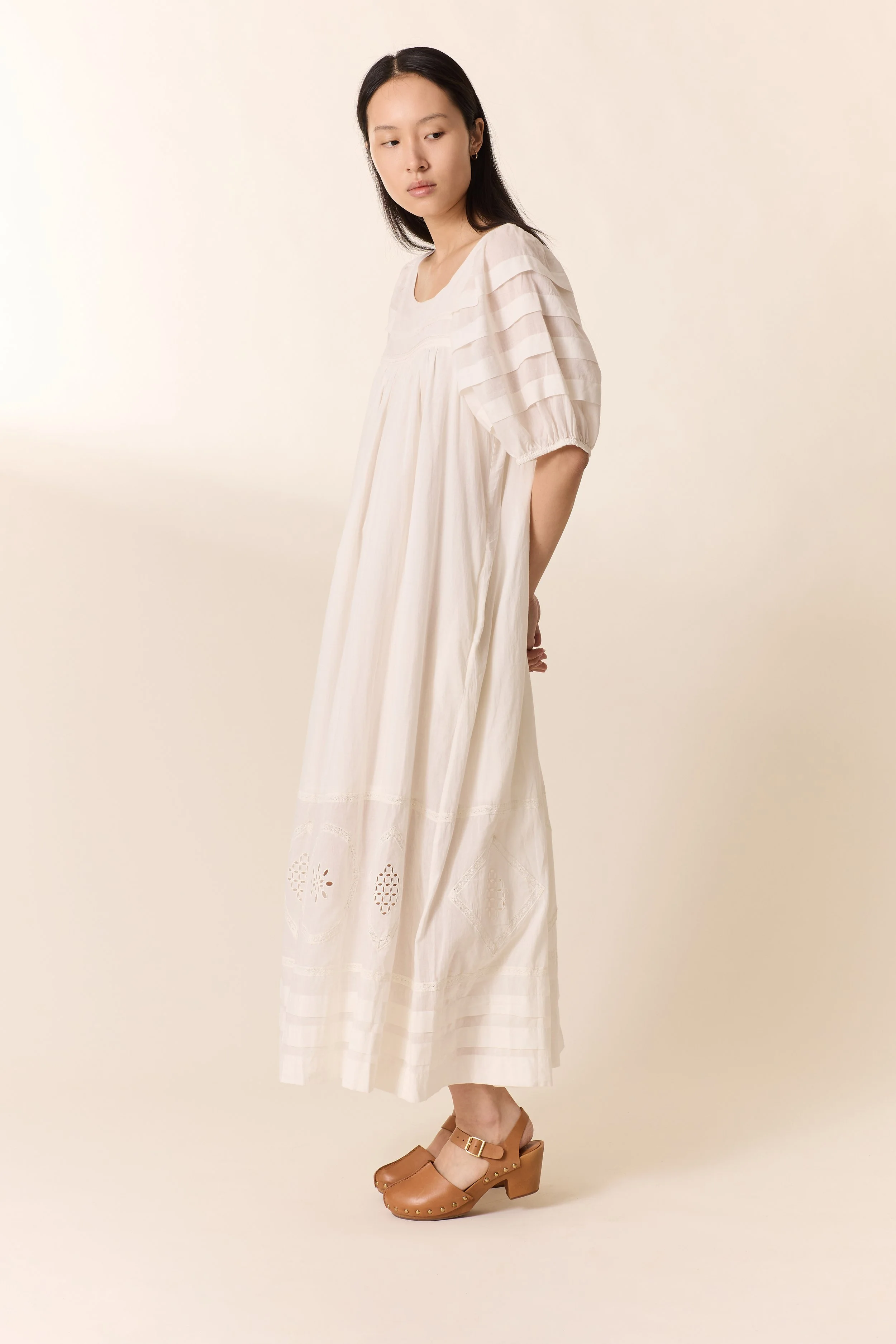 Détail robe Rosaly blanche tissu coton organique