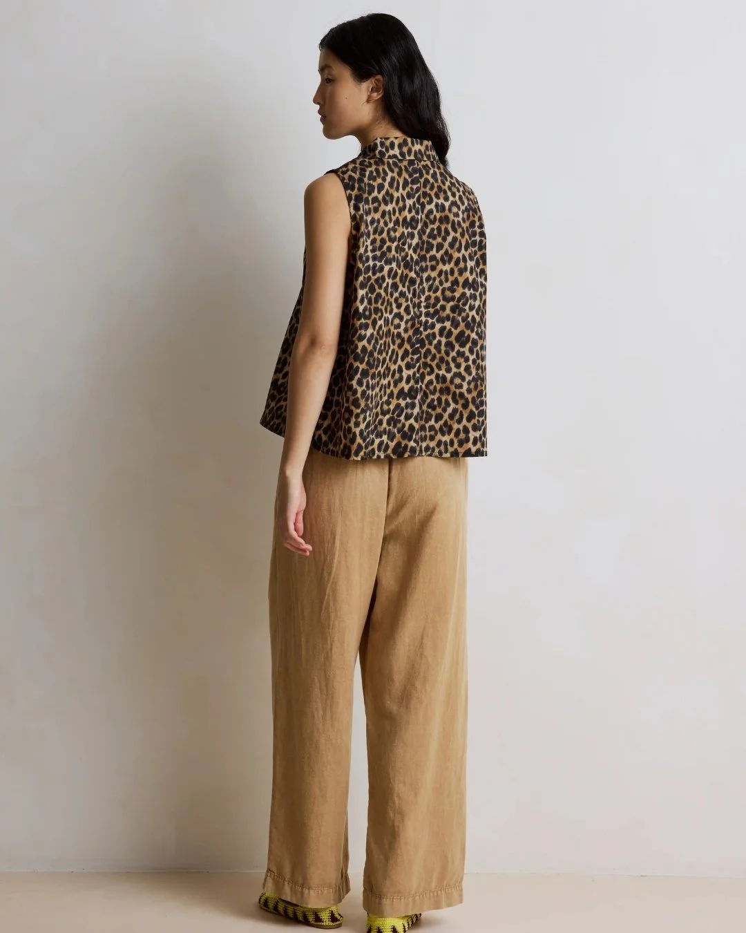 Mannequin de dos portant le pantalon Bastian beige de la marque Hod Paris