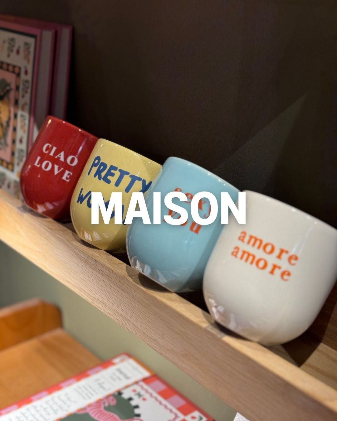 4 tasses colorées avec des messages 