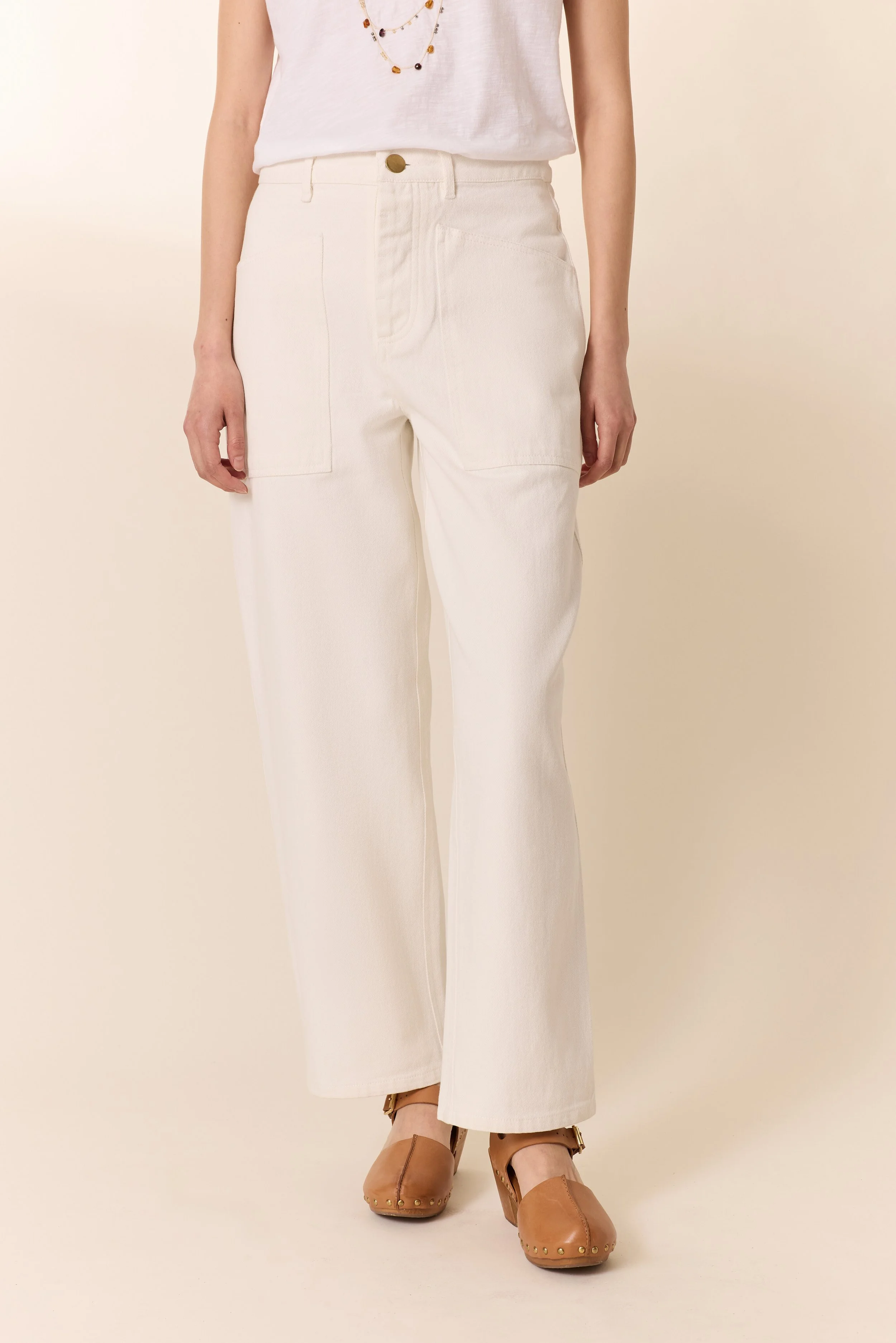 Pantalon blanc cassé femme silhouette casual chic.