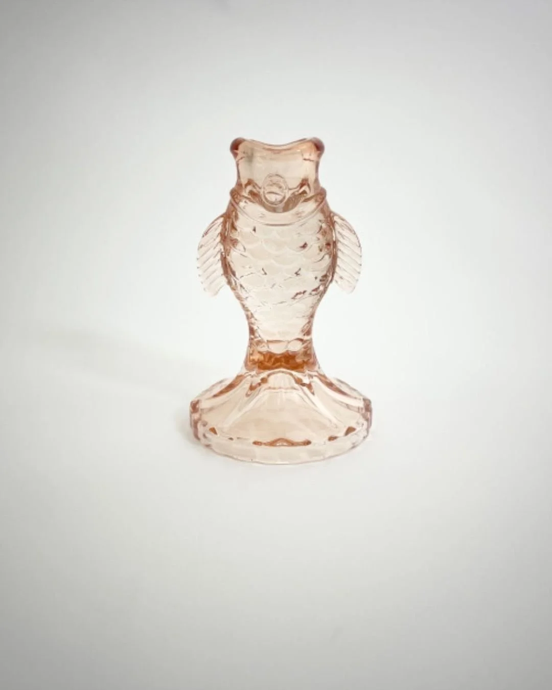 Bougeoir en verre saumon en forme de poisson, parfait pour sublimer une table avec une touche fantaisie et lumineuse