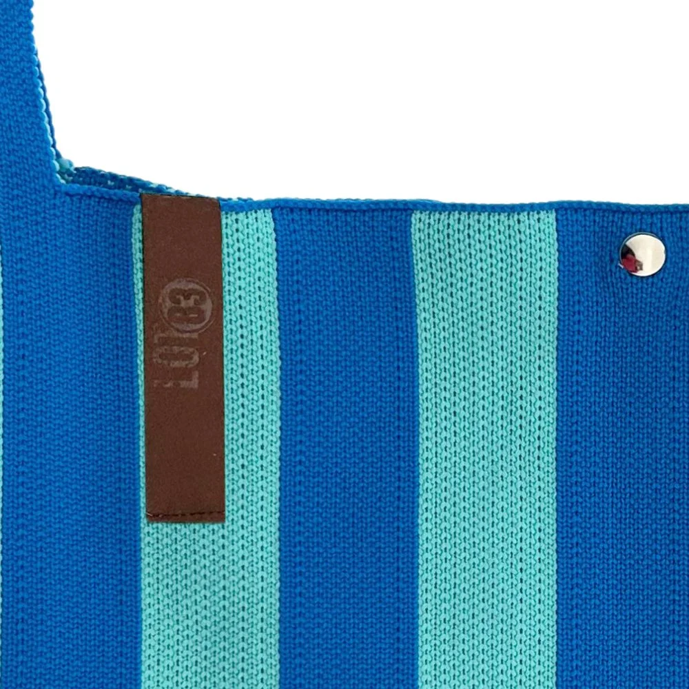 Grand sac tricoté Lois porté à l’épaule