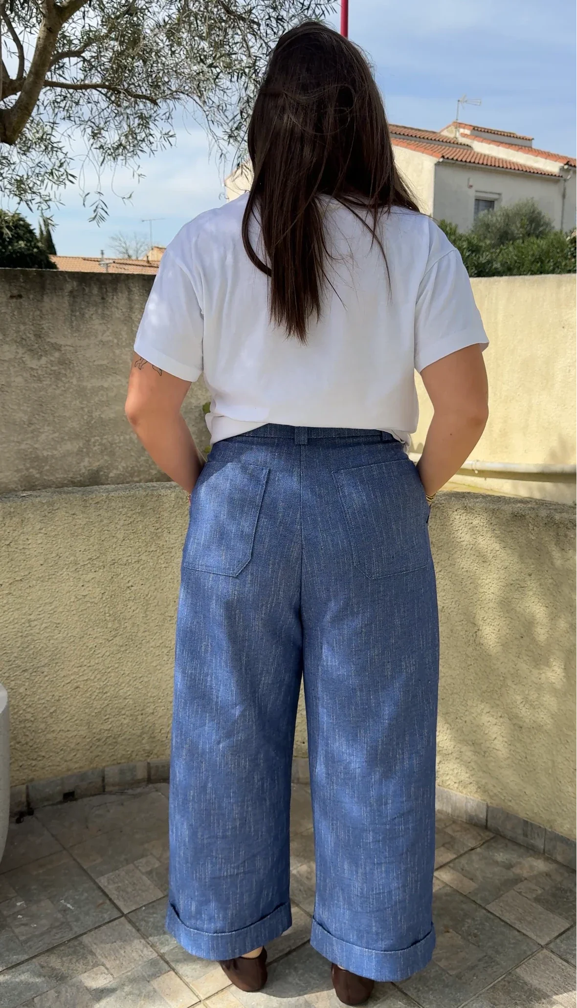 Détail du pantalon Mariano Hod Paris avec sa coupe confortable et féminine.