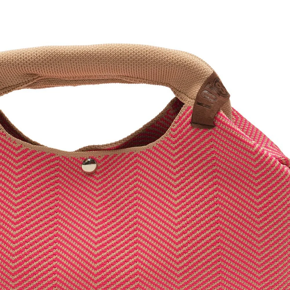 Pochette colorée avec poignée de transport intégrée.