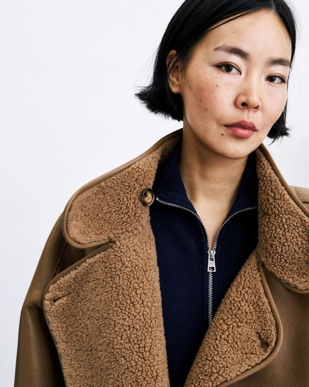 Veste courte camel FRNCH Paris avec poches plaquées et boutons asymétriques