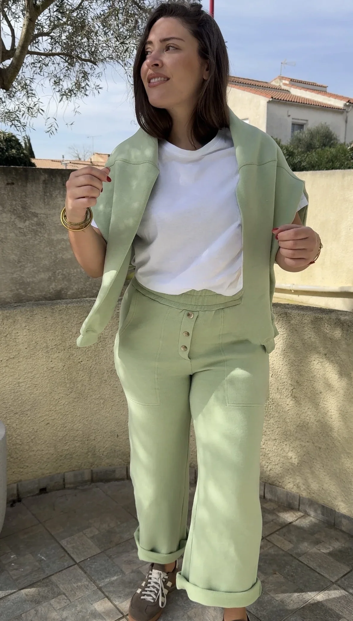 Adoptez le pantalon de jogging Nancy vert matcha de Hod Paris, parfait pour un style décontracté et moderne.