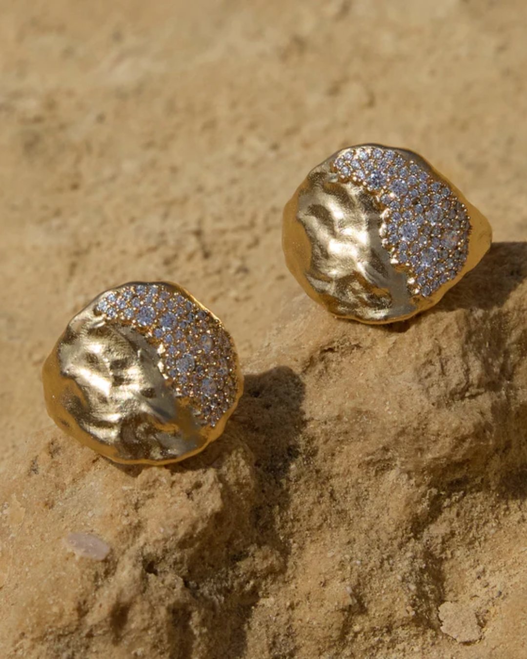 Bague Ona posée sur un rocher au bord de mer