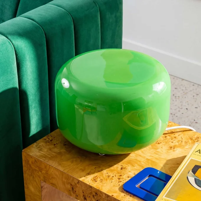 Lampe à poser Livo verte, vue de face sur fond blanc.