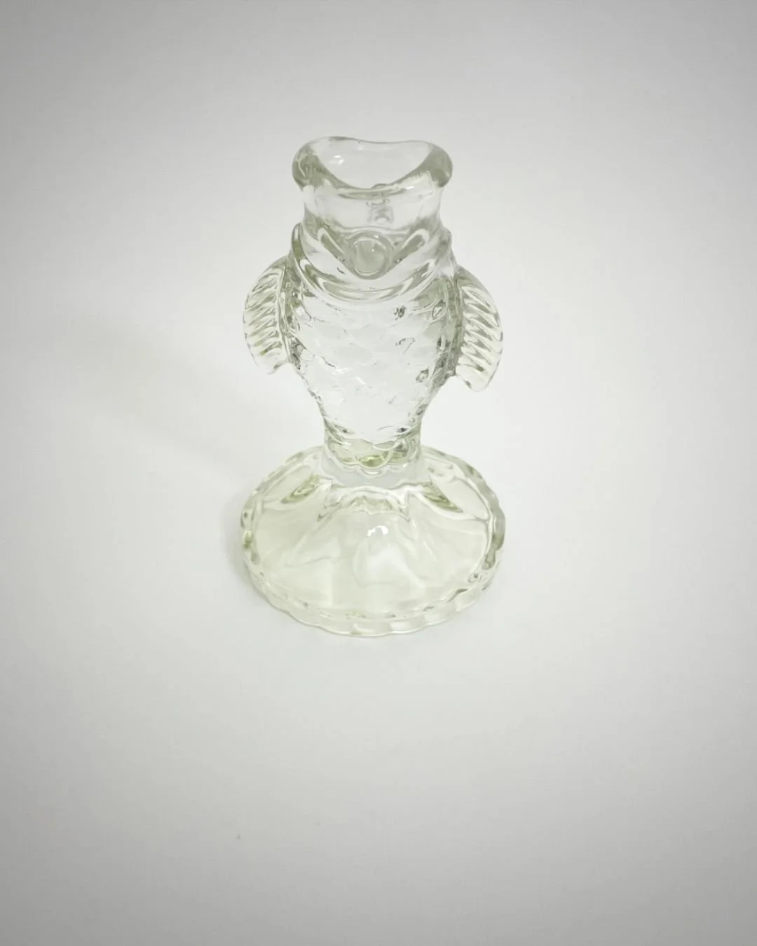 Bougeoir en verre blanc en forme de poisson stylisé, idéal pour une décoration épurée et lumineuse