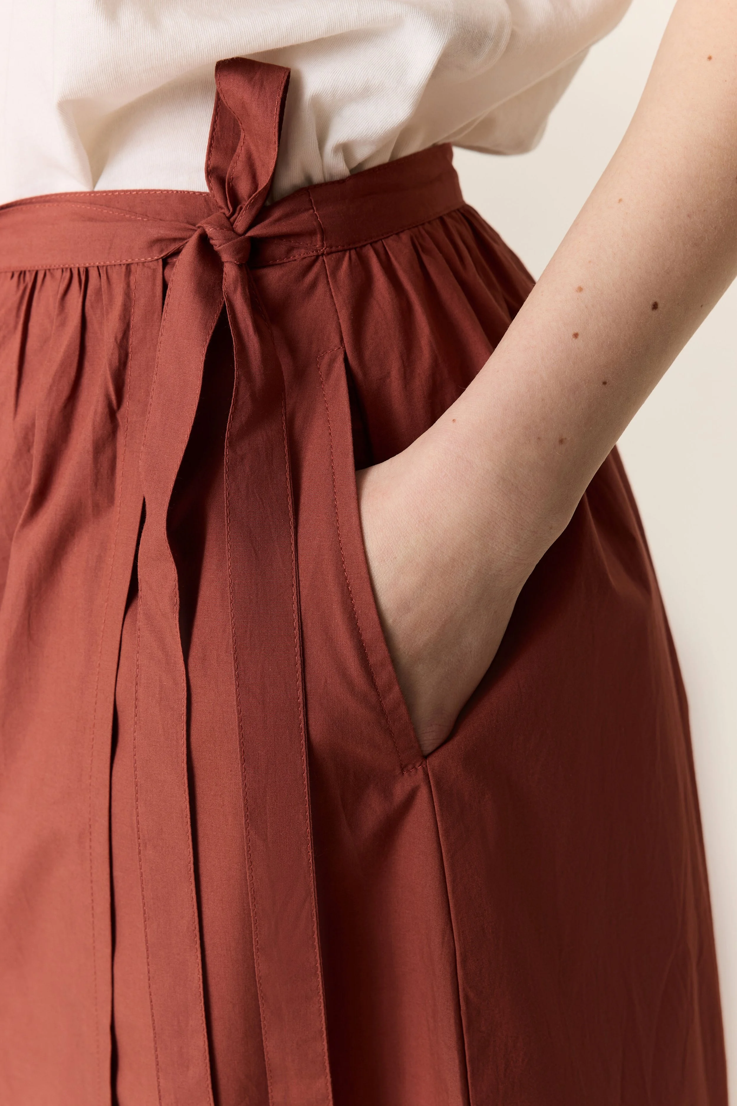 Détail ceinture nouée jupe Leon & Harper